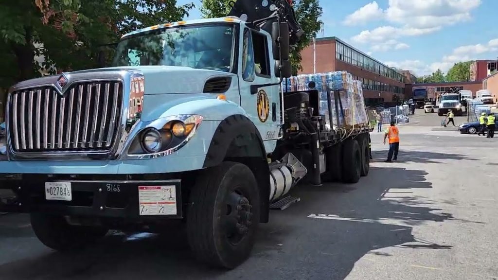 Baltimore Mayor Brandon Scott and DPW serving Harlem Park water after E. coli found on Westside